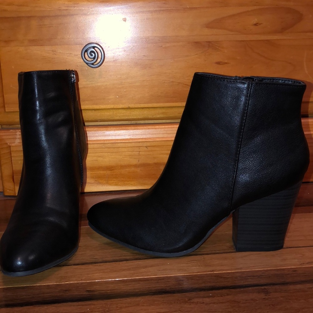Short black boots